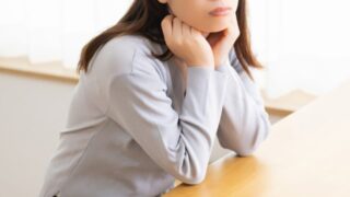 悩んでいる様子の女性