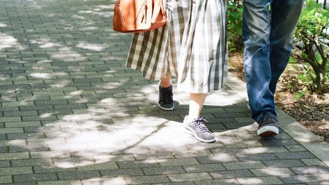 手をつないで歩く男女
