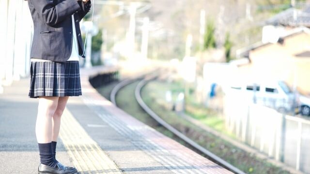 電車を待つ女子高生