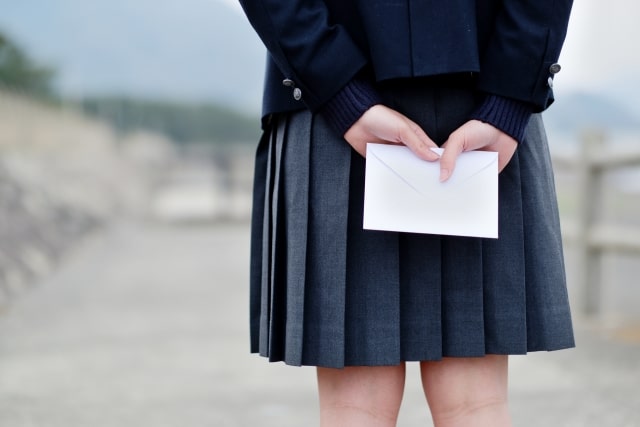 手紙を持っている女子高生