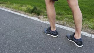 歩いている男性