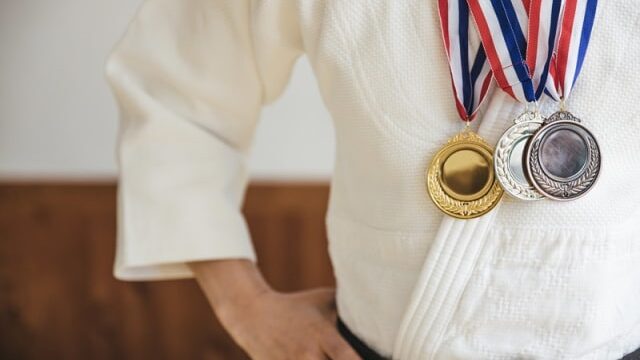 メダルを首にかけた柔道選手
