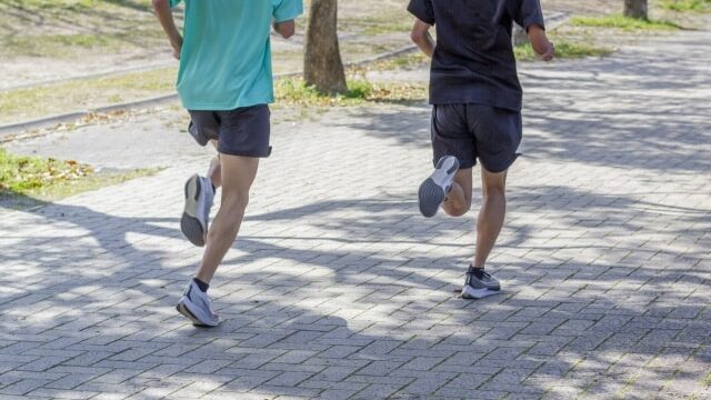 ジョギングをしている男性たち