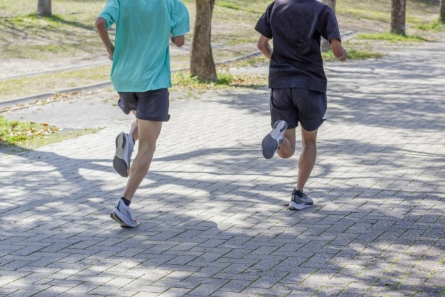 ジョギングをしている男性たち